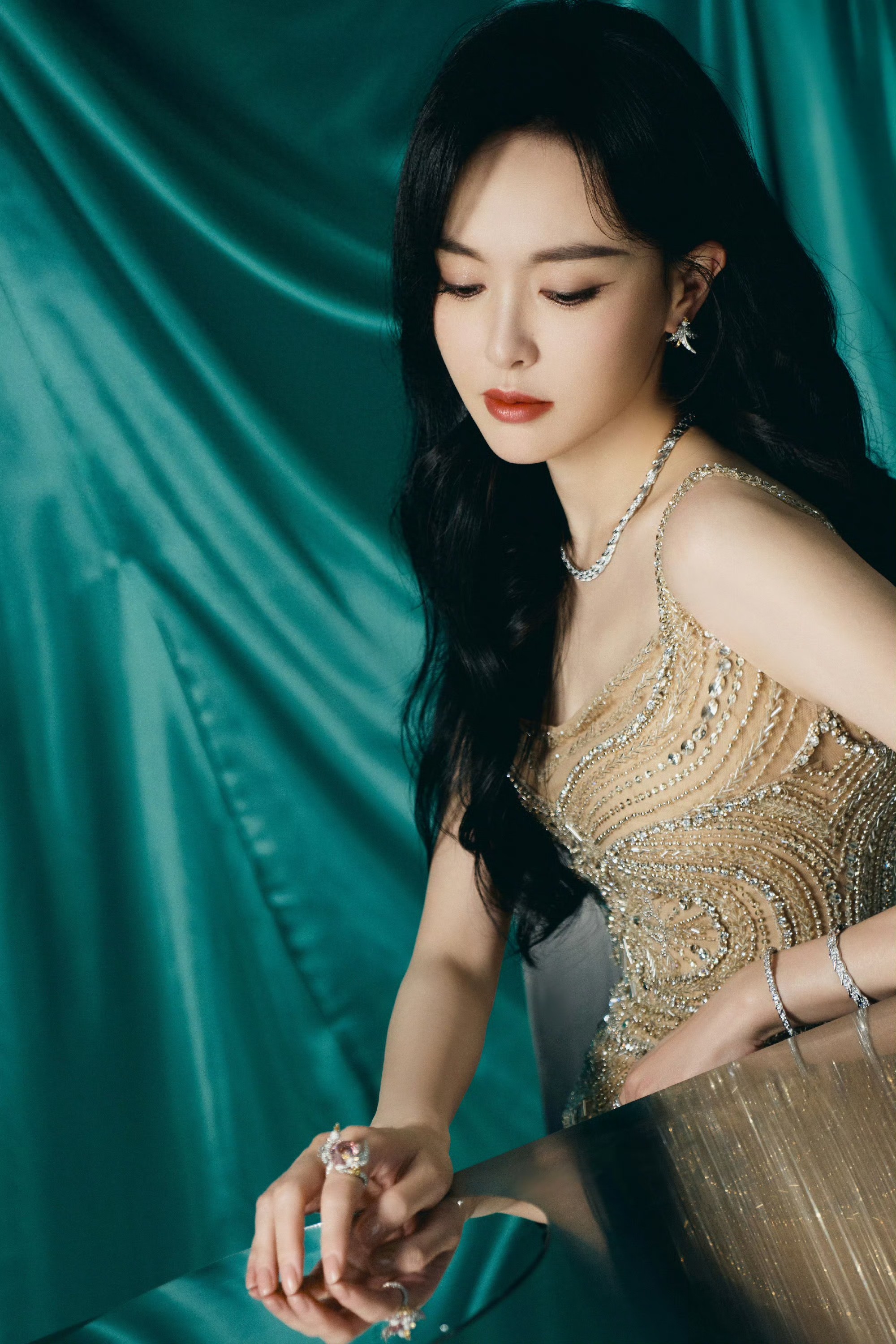 唐嫣鎏金抹胸连衣裙