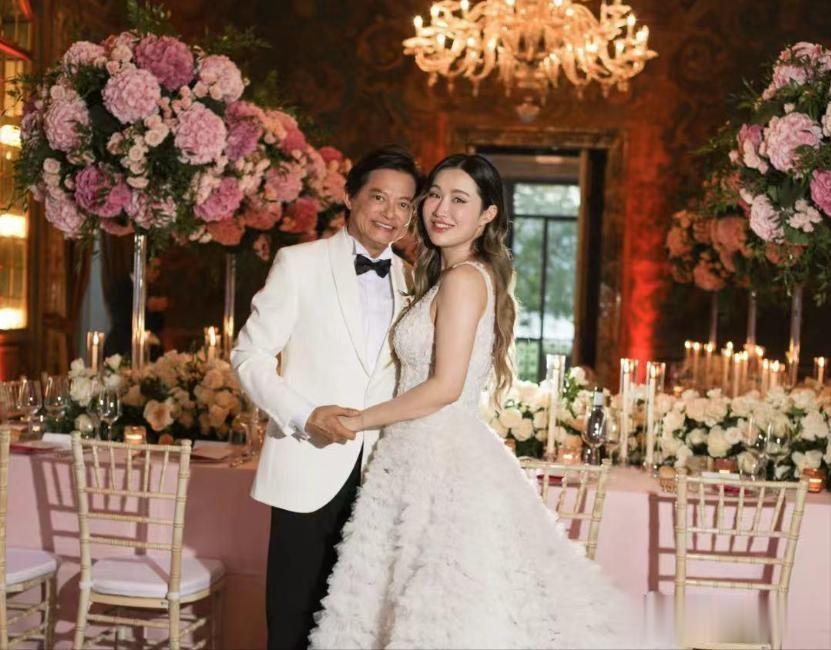 抛弃结婚26年的发妻,转身娶90后女学生,67岁莫华伦如今太幸福