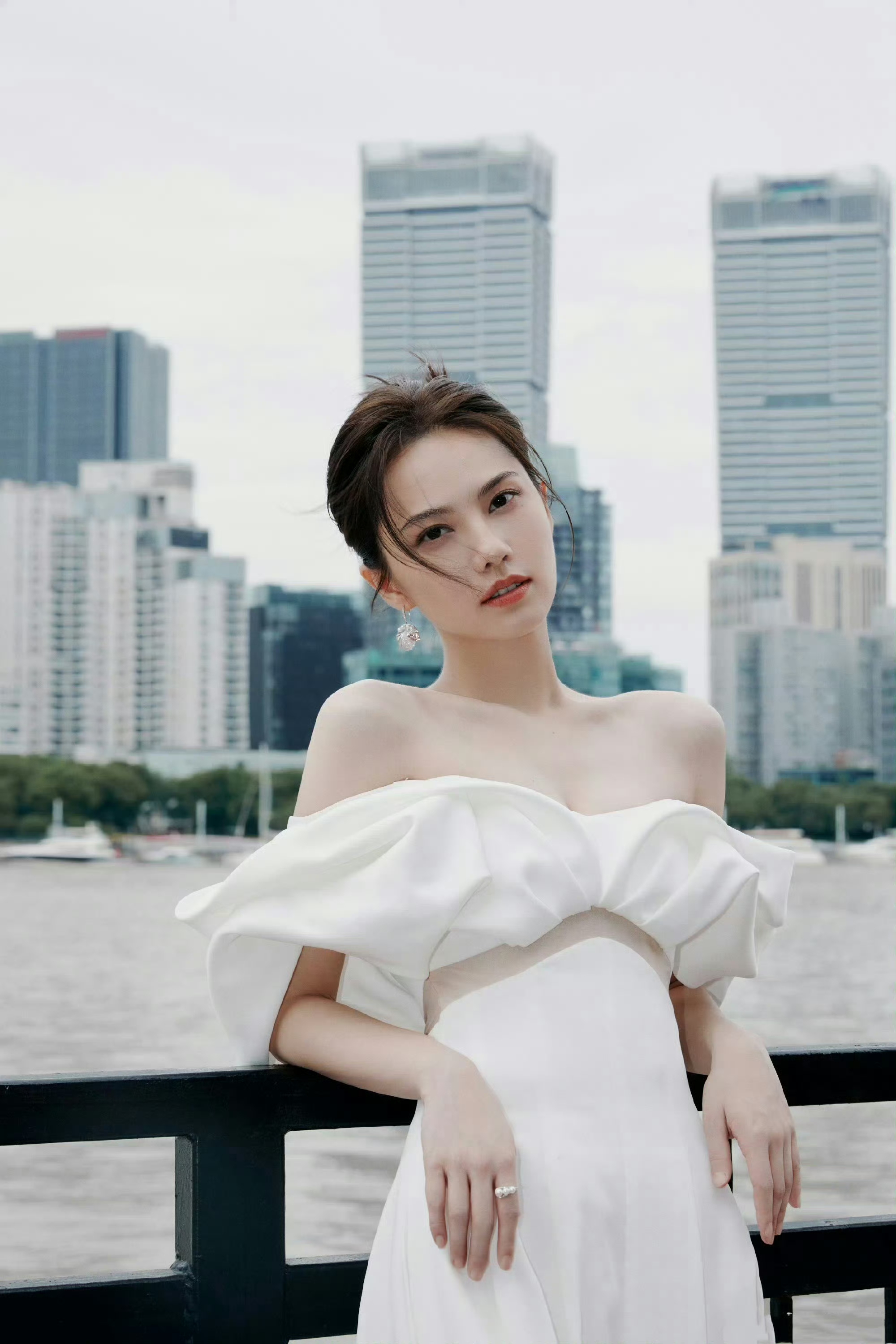 姜佩瑶白色抹胸裙穿搭,好精致柔美的女明星