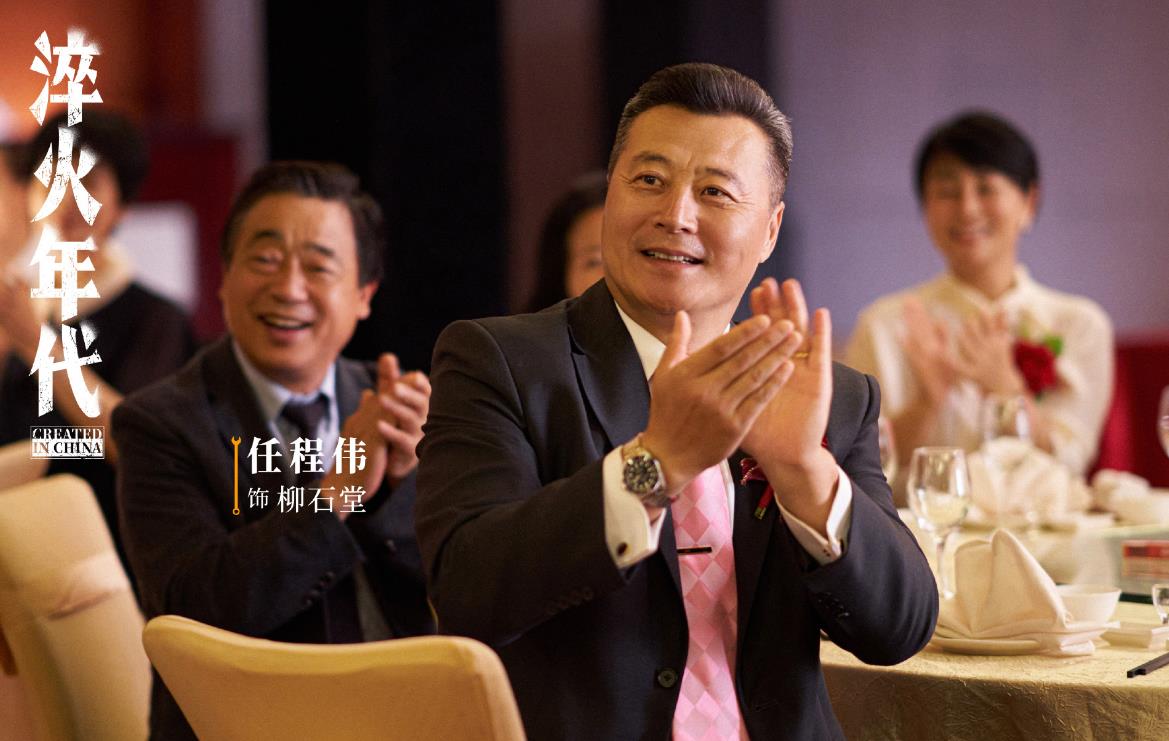 任程伟夫妇卖掉北京房子,办过户被偶遇,黄蕾头发半白但气质优雅