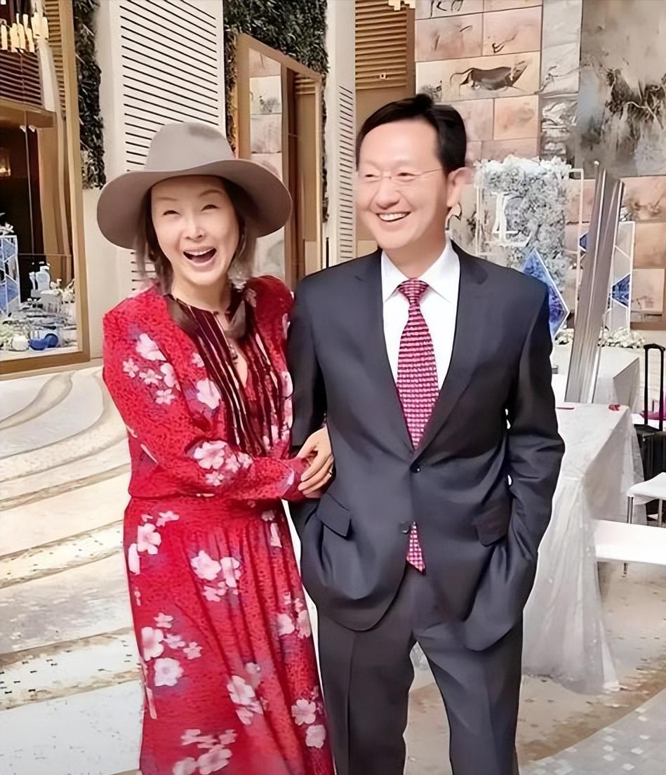 丈夫是富豪，儿子是冠军，定居上海被传“克夫”的她已是人生赢家