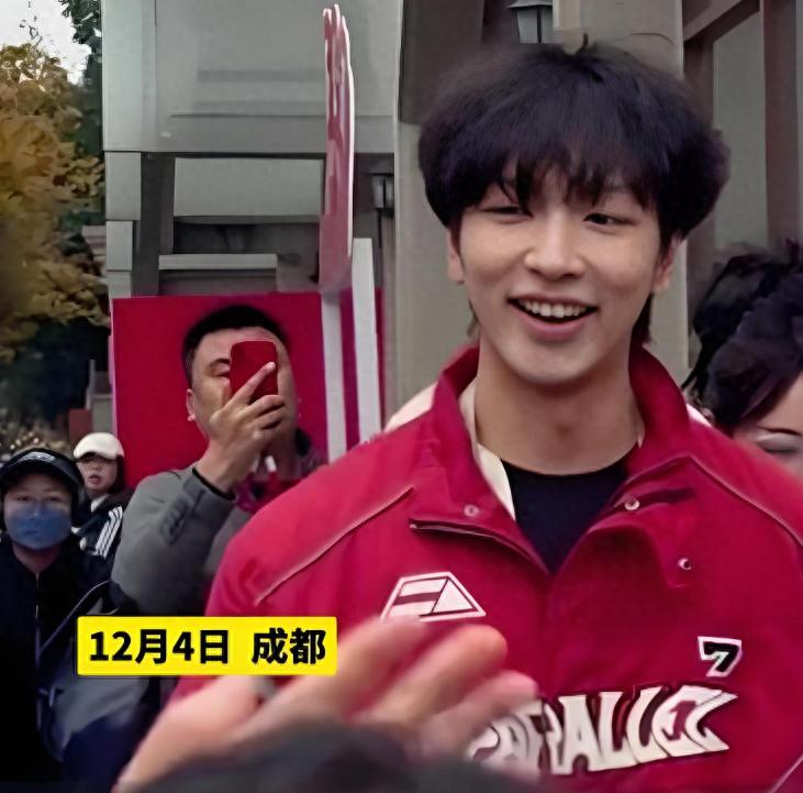 原来他就是肖战儿子，和王楚钦是发小，长相高大帅气，还去拍短剧