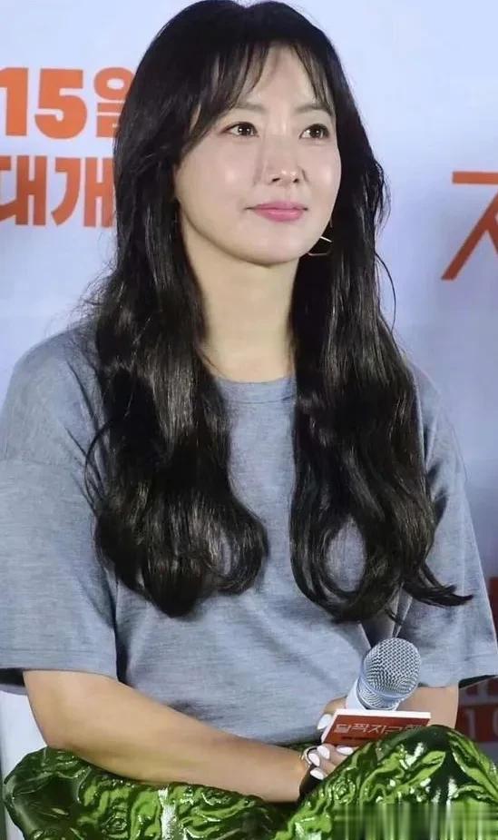 48岁金喜善带火了一种减龄穿法：灰T恤+印花裙，美得像换了个人