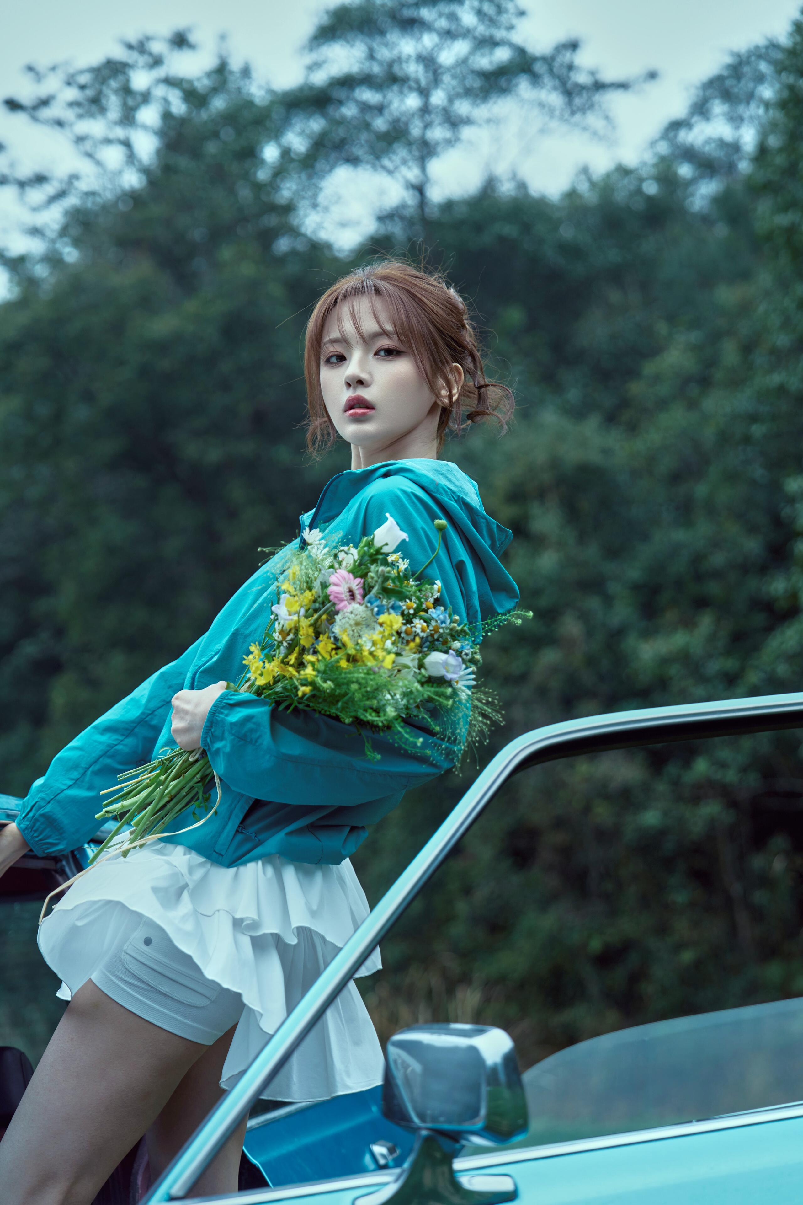 杨超越穿着超短裙好有活力,裙摆被风吹起活力满满