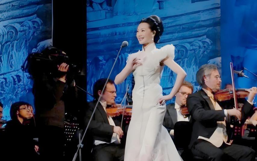 男友病逝后悲伤欲绝,54岁单身无儿无女,如今吕薇后悔了吗