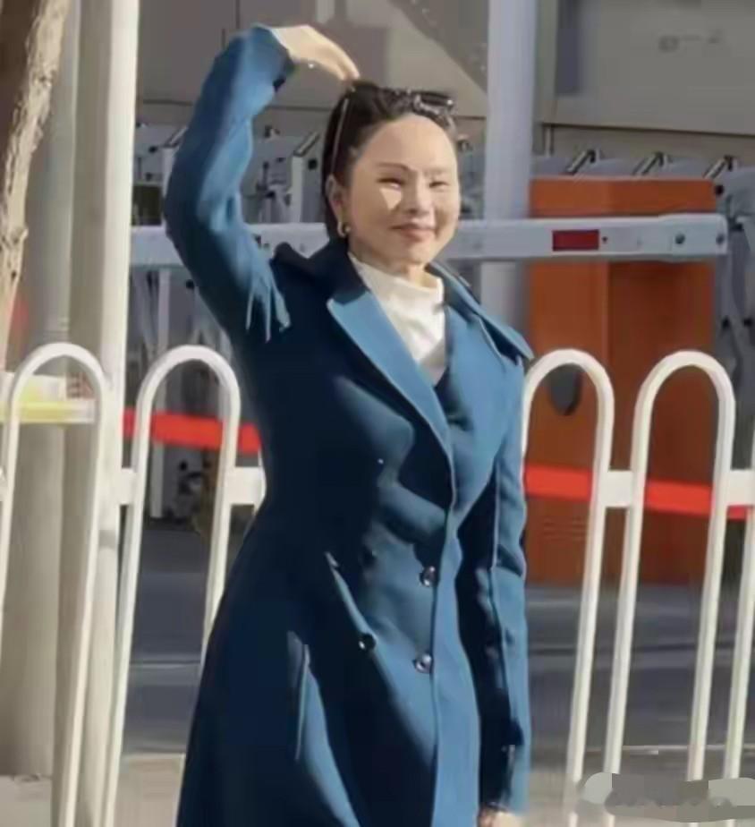 春晚路人镜头太真实!伊能静生图不老女神滤镜碎了,差点认不出