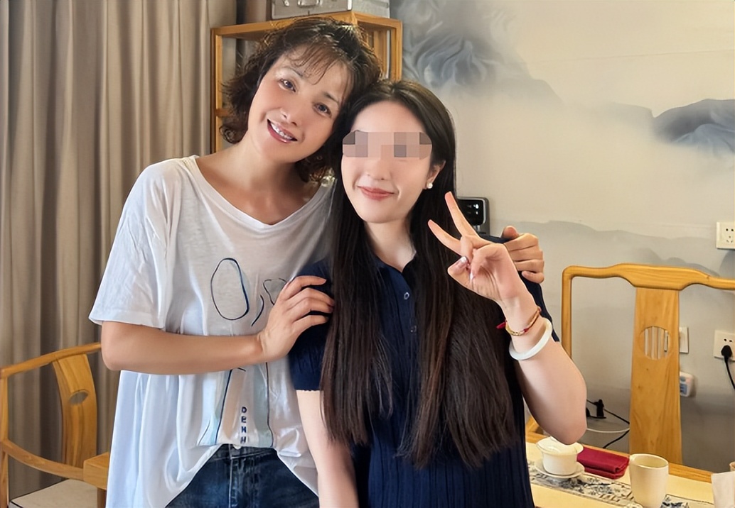 演员黄曼现状曝光！终于公开与李乃文真正关系，原来我们都被骗了