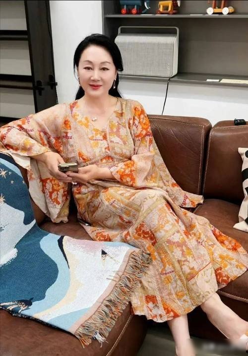 儿女都是债，儿子自闭女儿重蹈覆辙，64岁王姬风光背后也难逃心酸