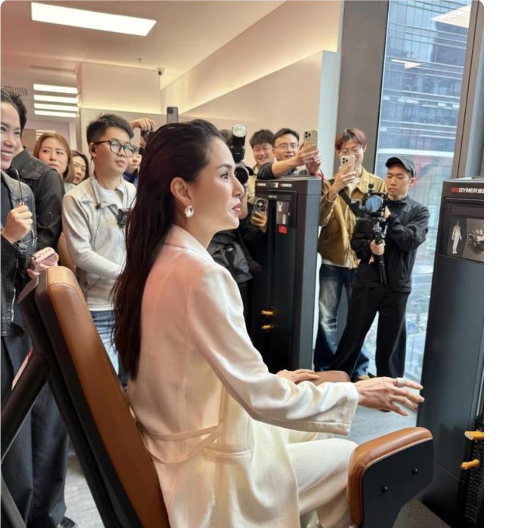 李若彤出席深圳店健身房开业，一身白色西装，身材好，好美！