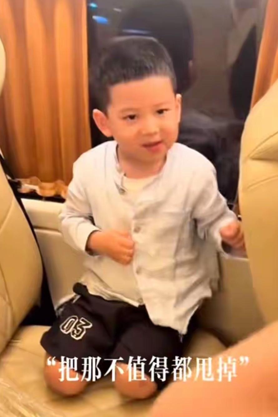 妇女节李小萌晒照,打扮年轻像16但伴随年龄感,小儿子好帅像女孩