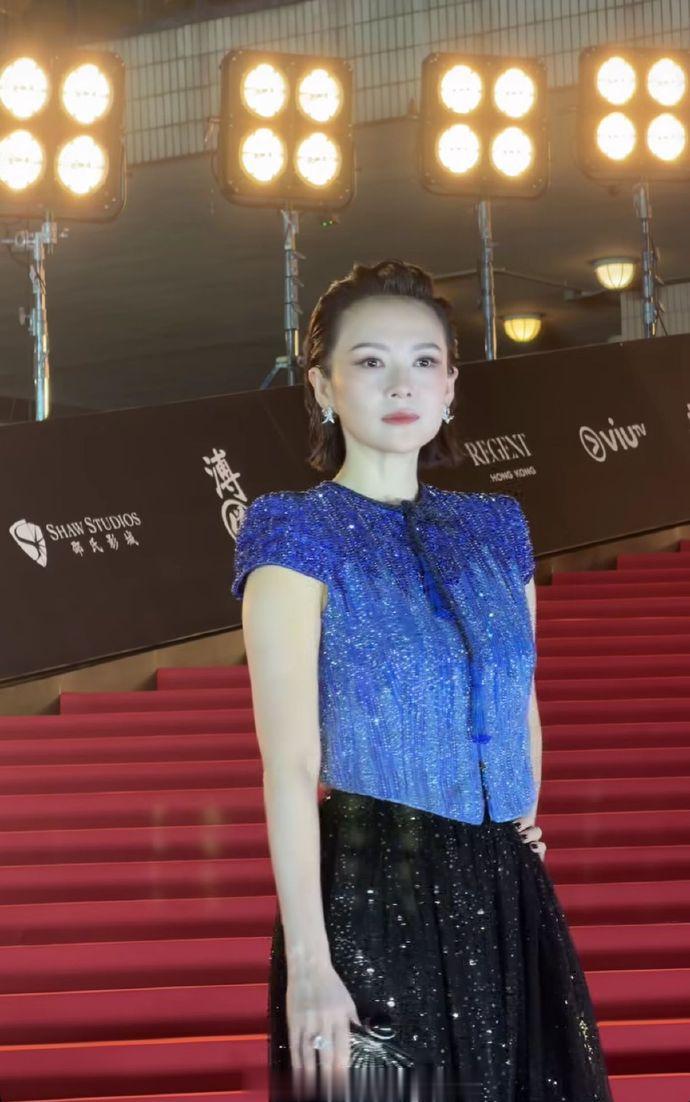 章子怡越老越富态，穿蓝色露背装衬出“奶白肌”，珠圆玉润太美了