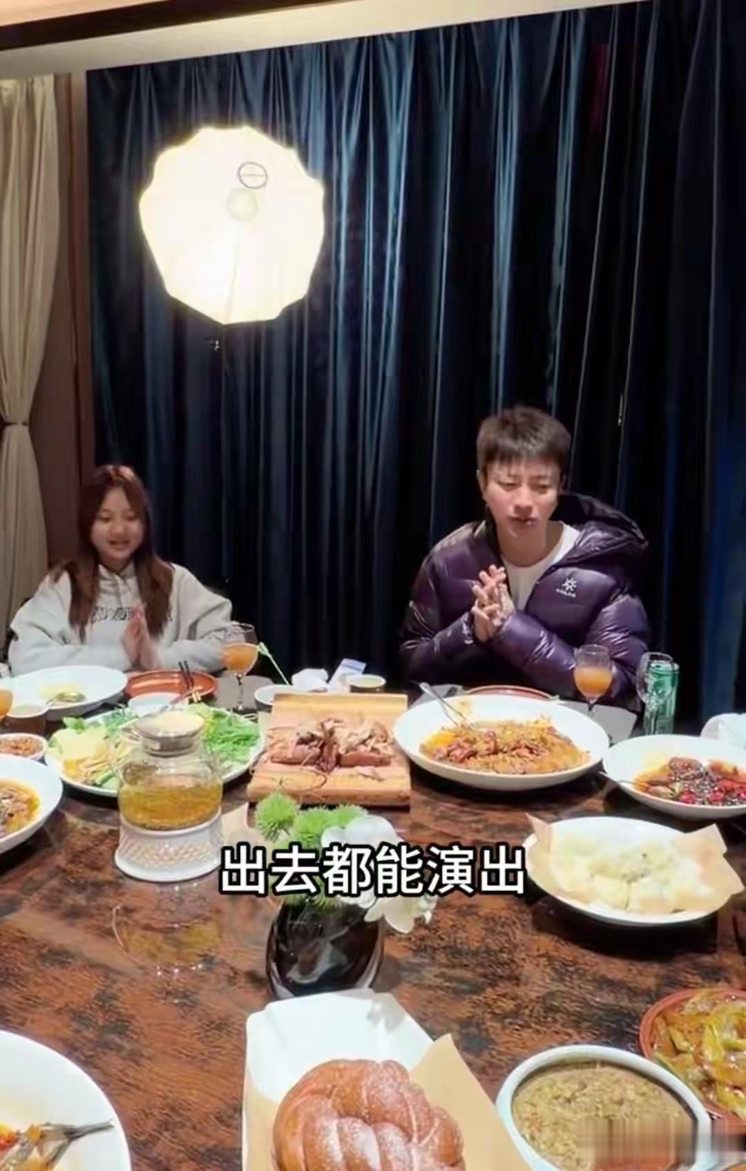 贾乃亮一家过年吃全鱼宴，甜馨乖巧懂事，爷爷奶奶看着超年轻