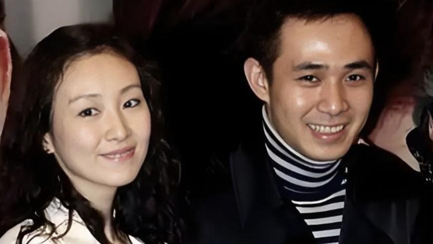 知名演员夫妻，因戏结缘结婚22年生一儿一女，一家四口幸福美满