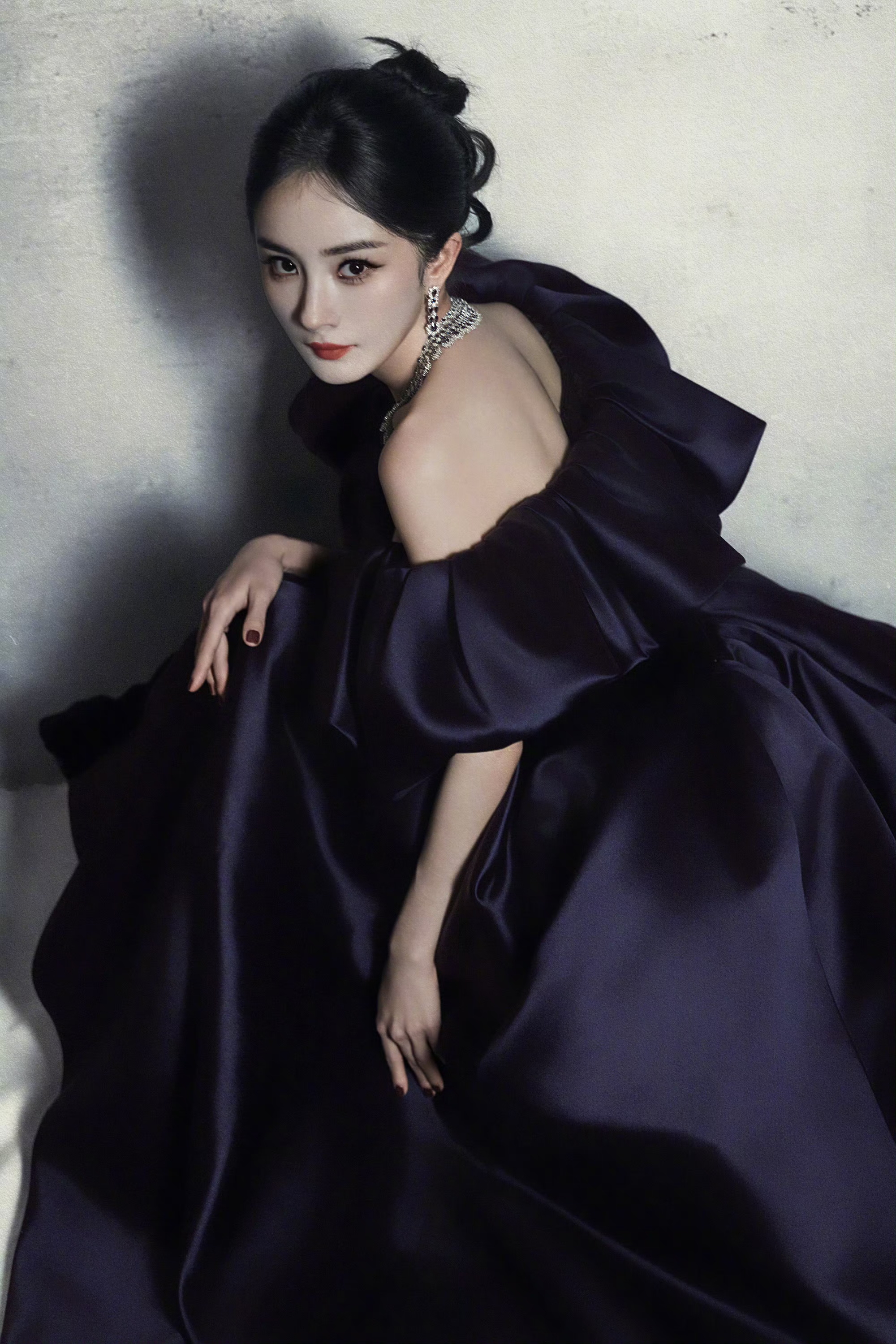 杨幂纯黑抹胸拖地礼裙