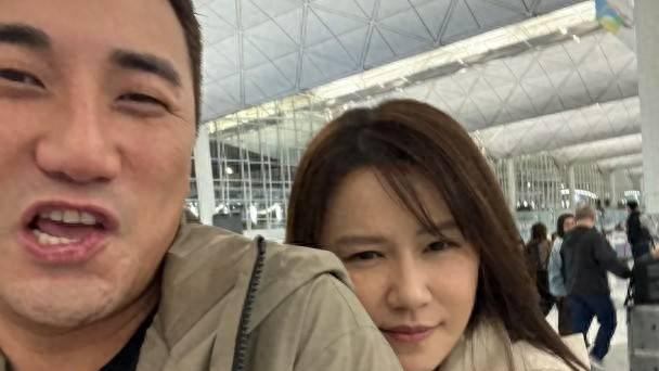 洪永城黄翠如罕见同框，机场拍照掀回忆杀