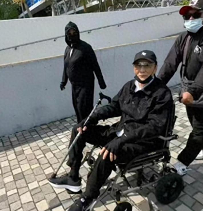善恶到头终有报！89岁瘫坐在轮椅上的谢贤，已然成了一个“笑话”