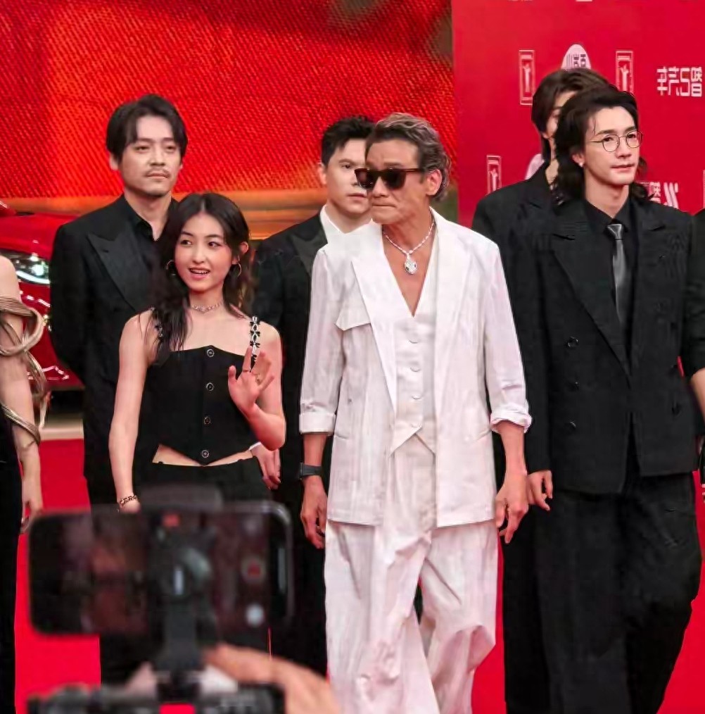 这一夜北京妖艳四射的辛芷蕾和娜扎，却败给了全裹出镜的章子怡