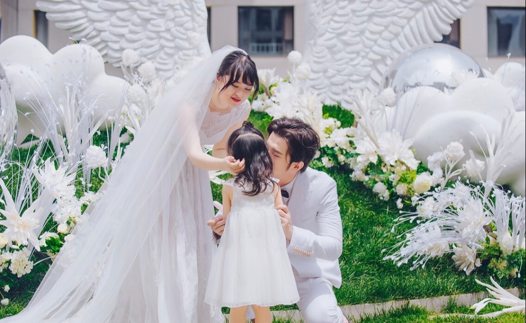 黄璐与好友郭麒麟陈明昊张子贤吃火锅，郭麒麟身材圆润表情搞笑