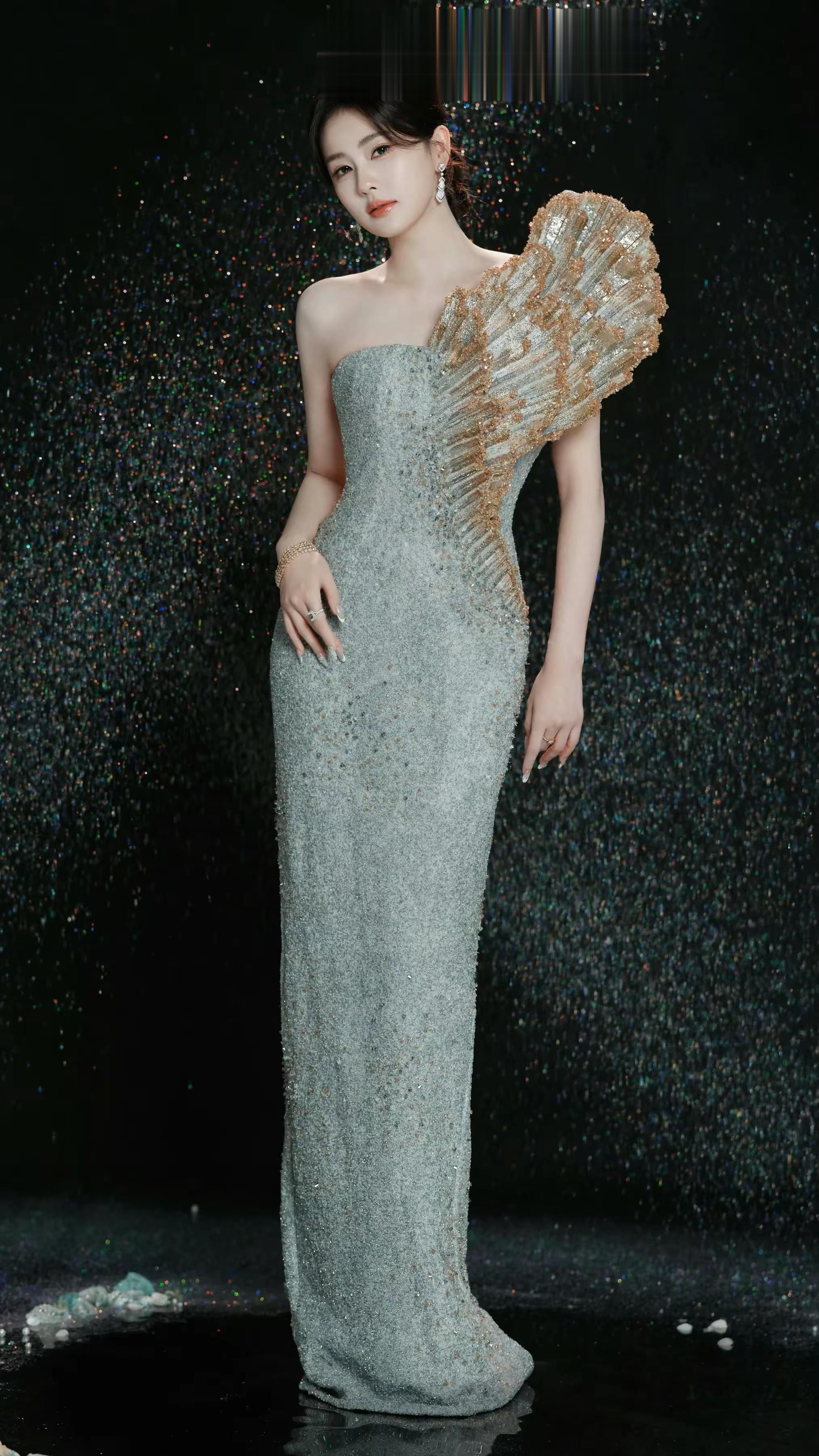 白鹿-深蓝亮片裙下的曼妙身姿!