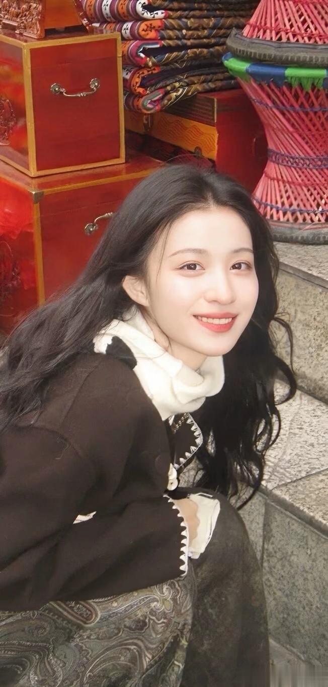 王楚然春晚造型太美了，穿红裙明艳大气，状态好的像18岁!