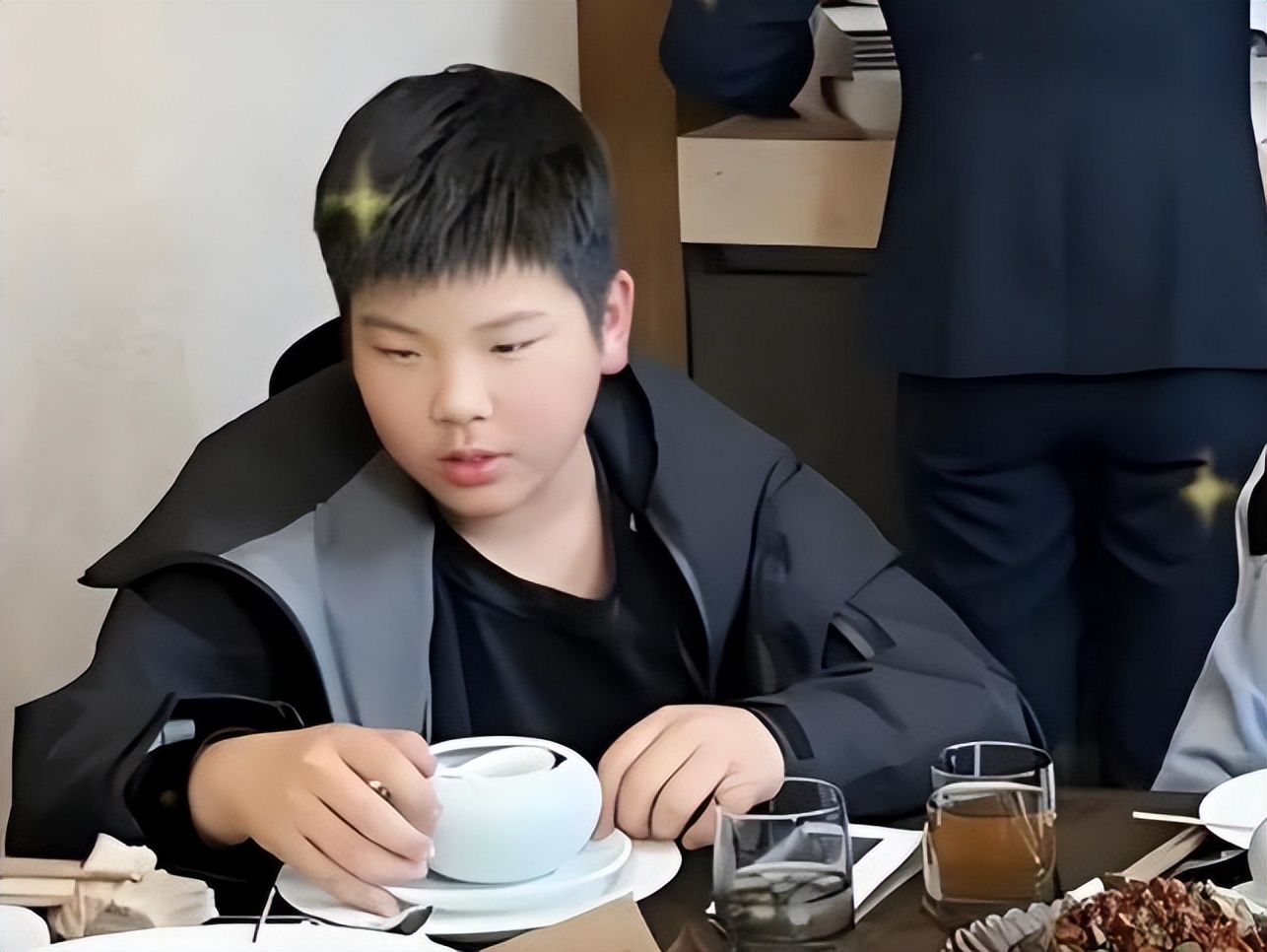离婚仅1年，杨子母亲态度大变，黄圣依算盘落空，担心的事发生了