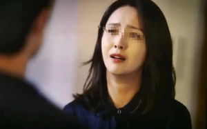 邻居女子凭空消失，她丈夫坚称回了娘家。凌晨三点，一条陌生短信让我如坠冰窟：“别查，她回不来了”