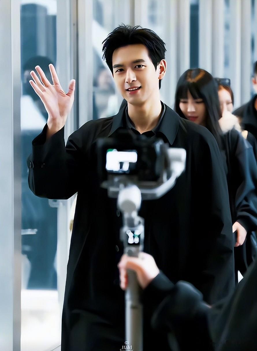 香港活动太真实！郑秀文脸肿，李现瘦成皮包骨，甘比拎51万包土气