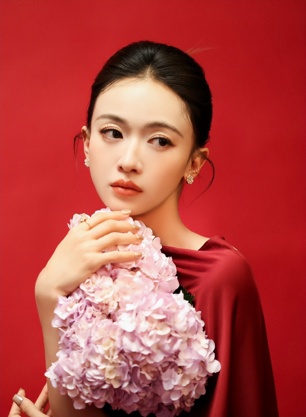 大年初三偶遇吴谨言夫妇,和洪尧穿拖鞋出门吃披萨,打扮都好朴素