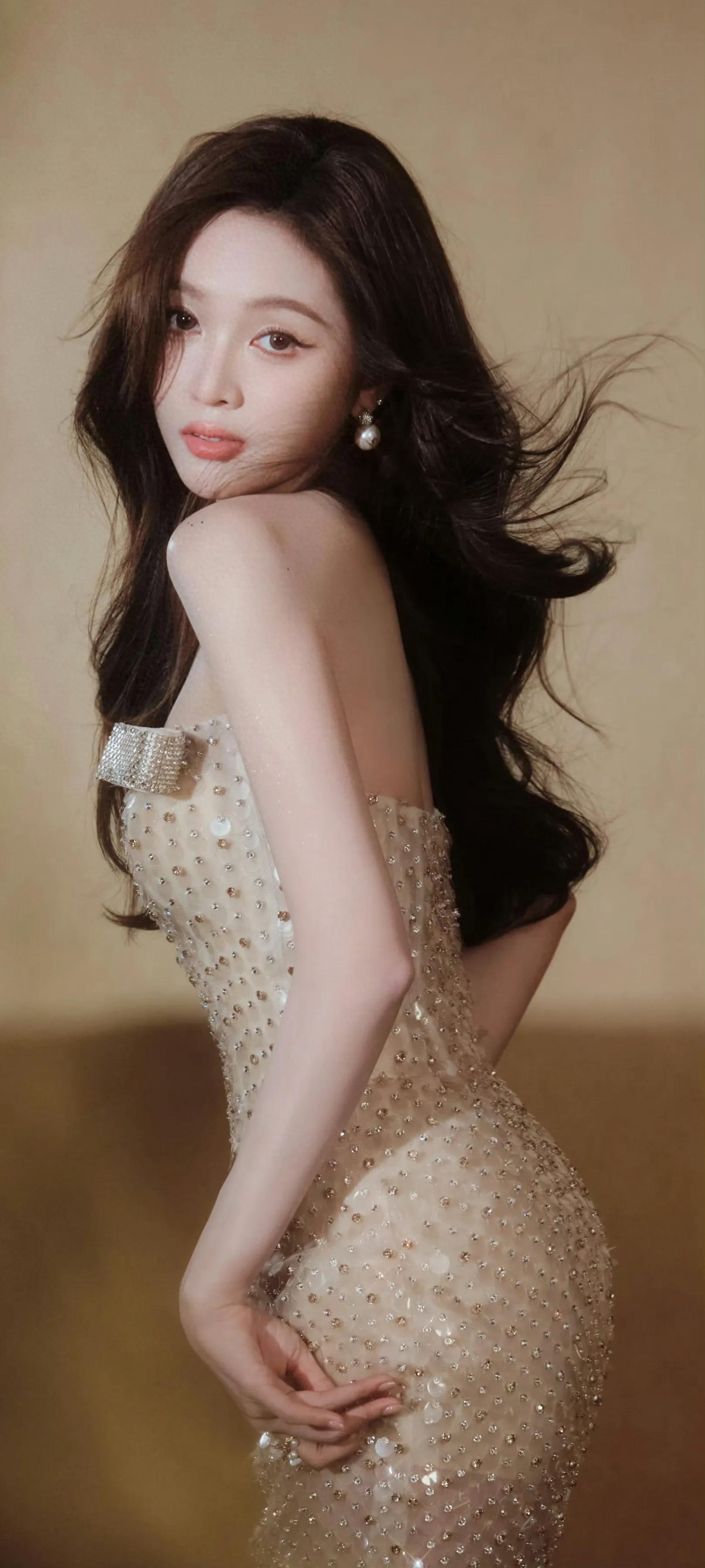 吴宣仪全屏壁纸，金色抹胸裙，裙摆亮片设计，吸睛