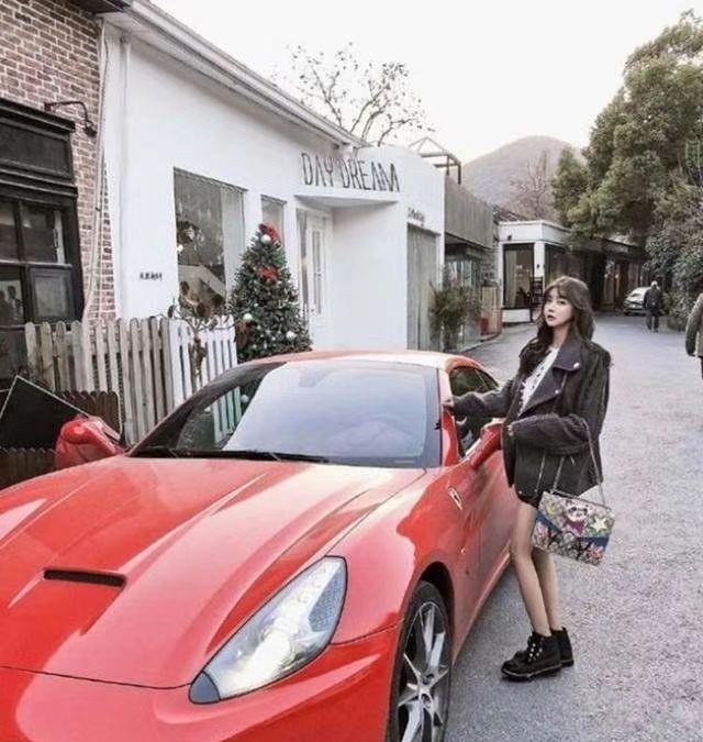 四次婚变、未婚先孕、撕裂母亲,整容33次,她26岁为何如此疯狂?