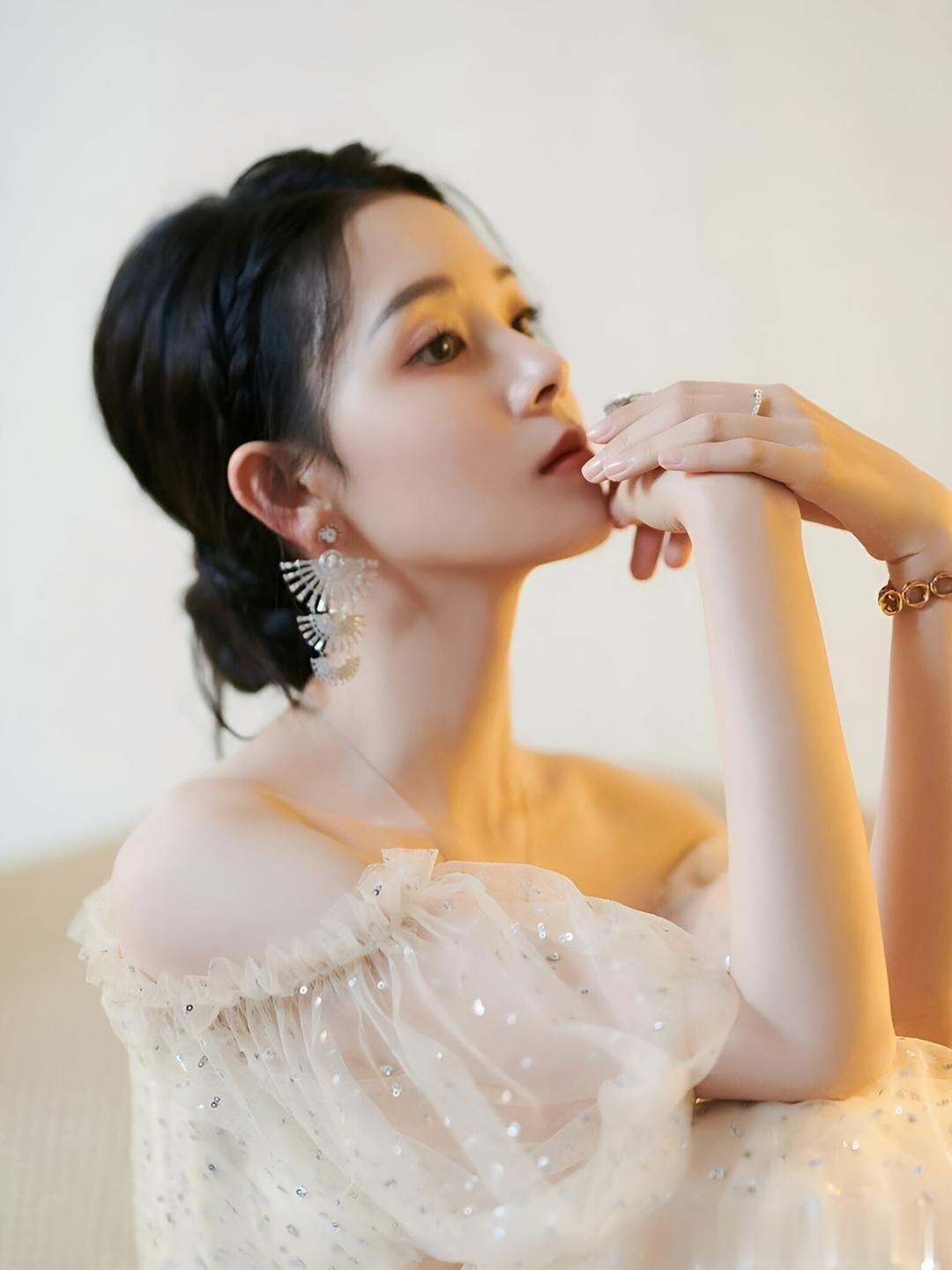 陈瑶的致命诱惑：薄纱裹身，美肩锁骨若隐若现太绝了