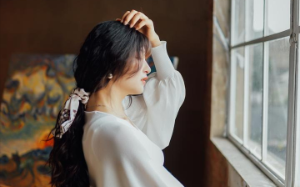 我妈说我不是我爸亲生的，把我赶出家门，后来她却先疯了