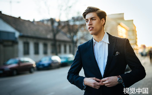 我带全村脱贫致富后，村长带着村民逼我交出助农直播号，于是我反手注销账号，转头扶持隔壁村