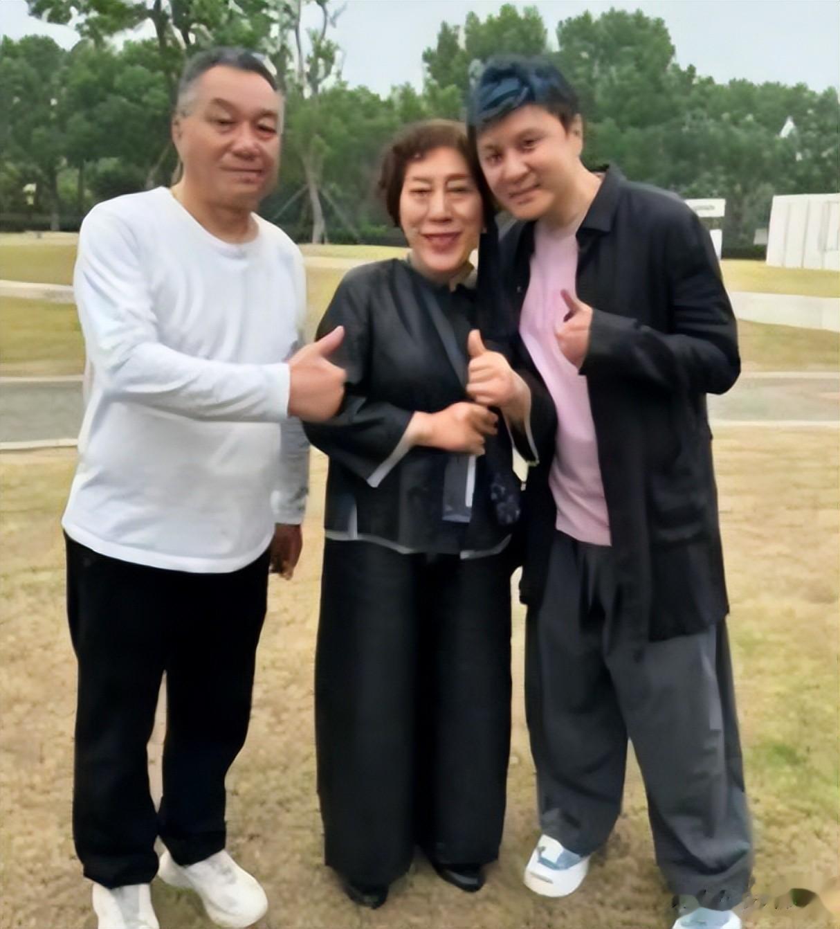 上海主持人朱桢现状：和二婚妻子生俩娃，47岁转型当俱乐部老板