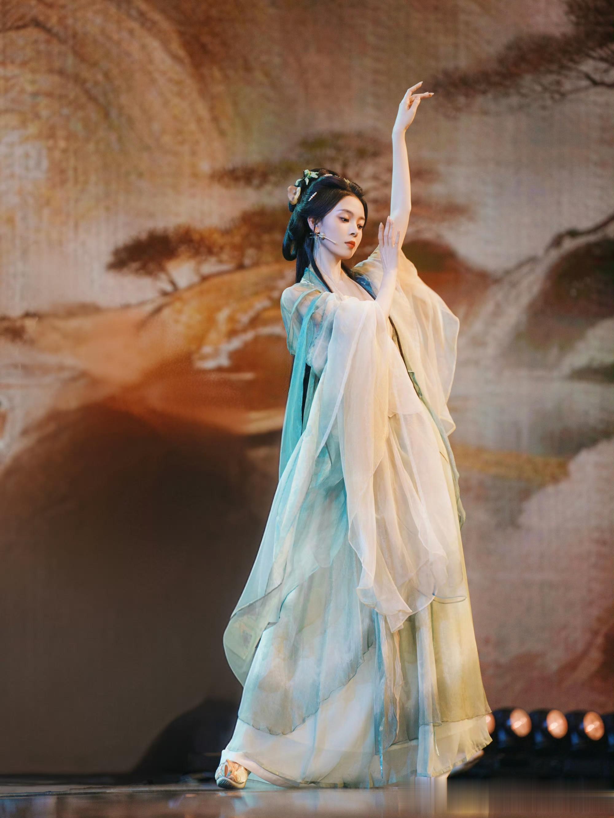 明星陈瑶翩翩起舞，惊鸿倩影，美若天仙！