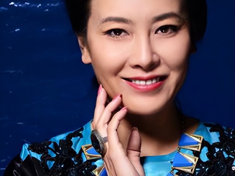 与男友同居8年无果,分手半年转身嫁企业CEO,如今一儿一女很幸福