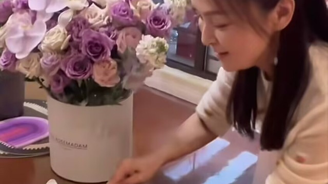 何音喜迎59岁生日，梳双马尾娇俏似少女，儿子比爸爸黄志忠帅多了