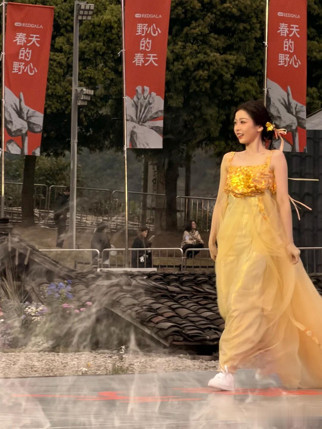 四川这天，戴皇冠的刘诗诗全裹出镜太高级，秒了一堆袒胸漏背女星