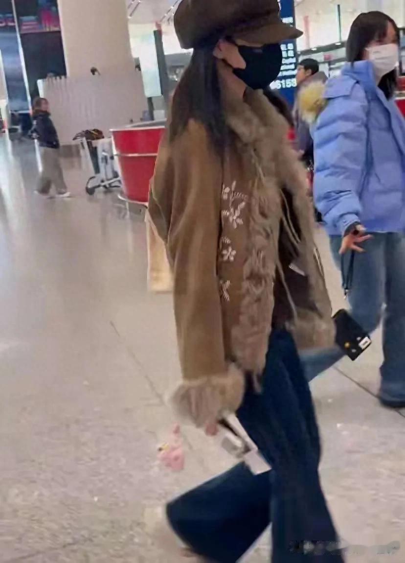 白鹿曾舜晞四人又出国了，娱乐圈少见的真朋友私下聚得比拍戏还勤