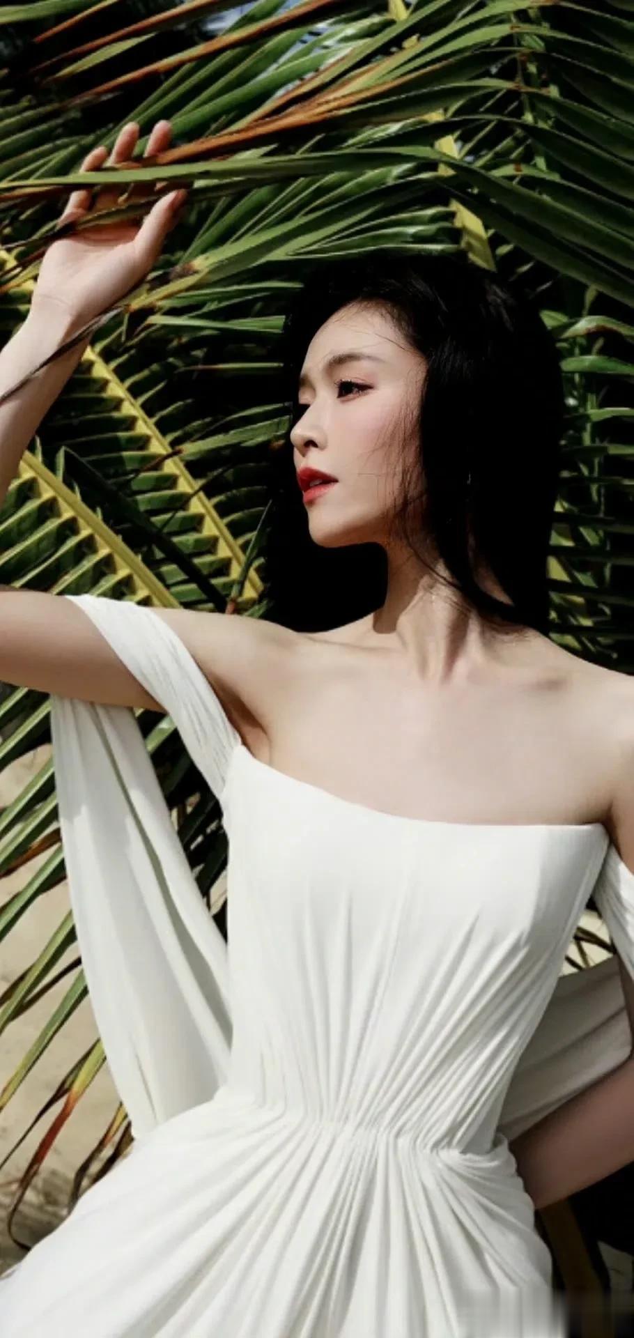 文咏珊写真鉴赏|露肩白纱裙,气质拿捏了