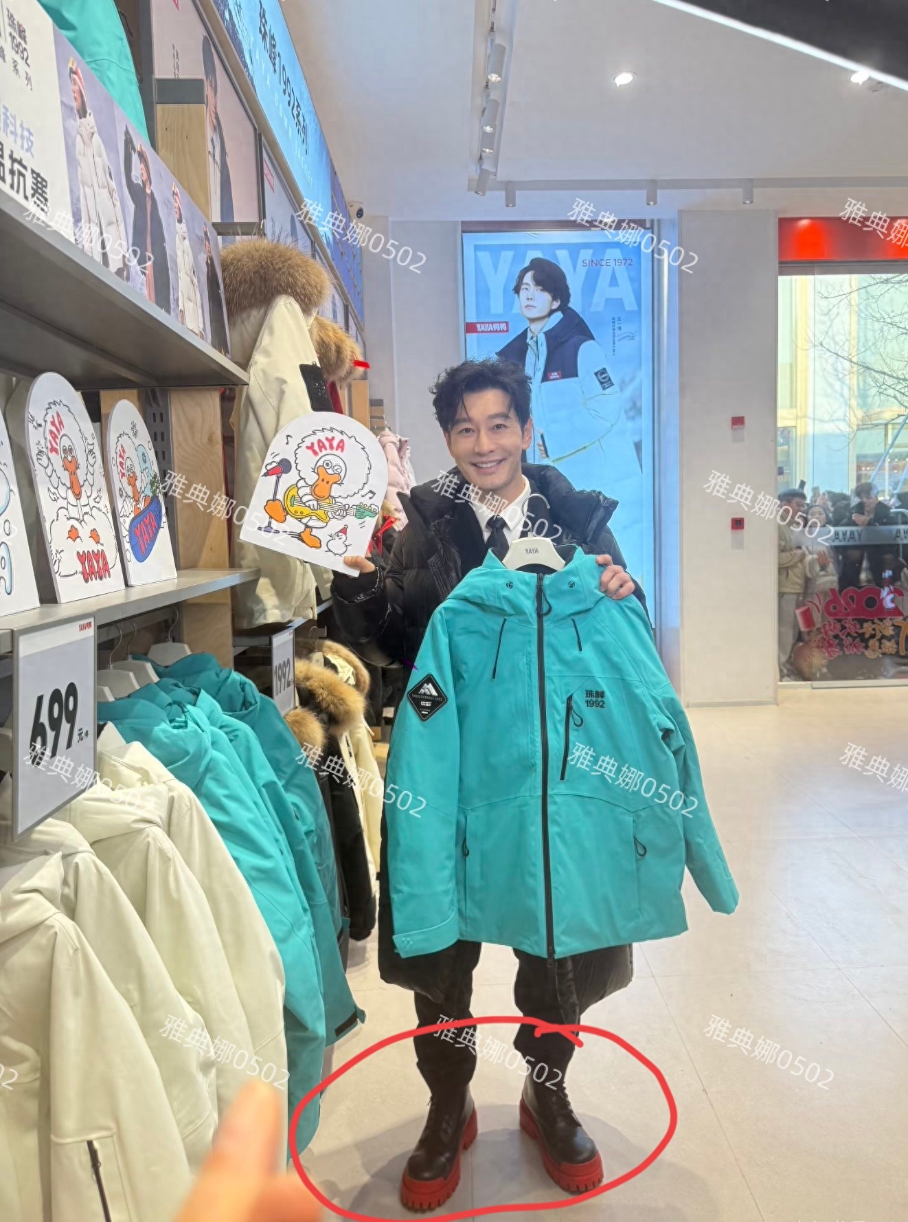 黄晓明本人其实挺年轻，就是红底增高鞋和厚重的假发造型不适合他