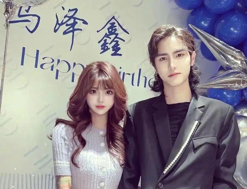 四次婚变、未婚先孕、撕裂母亲,整容33次,她26岁为何如此疯狂?