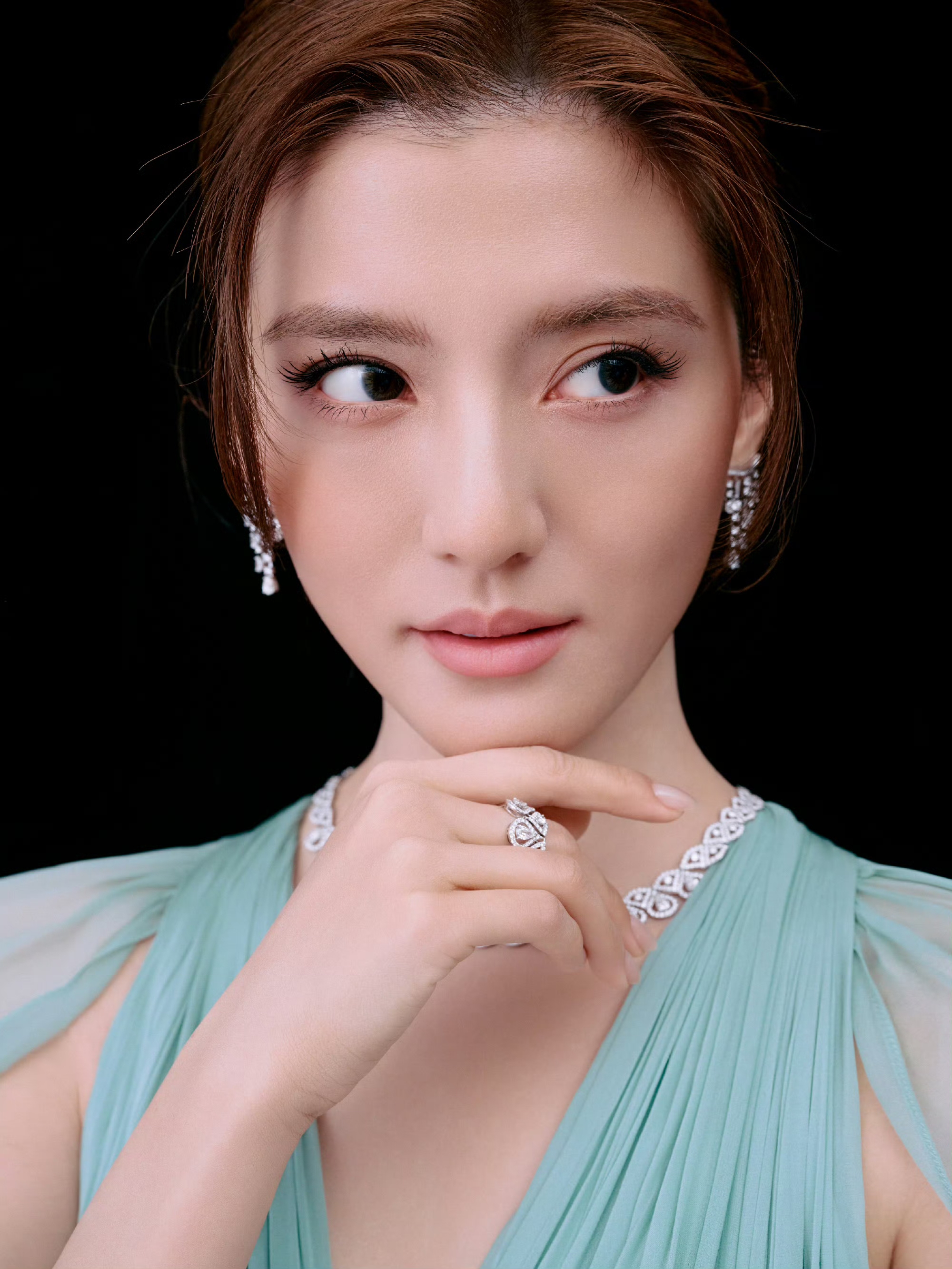 吴千语浅蓝礼裙，高贵又优雅