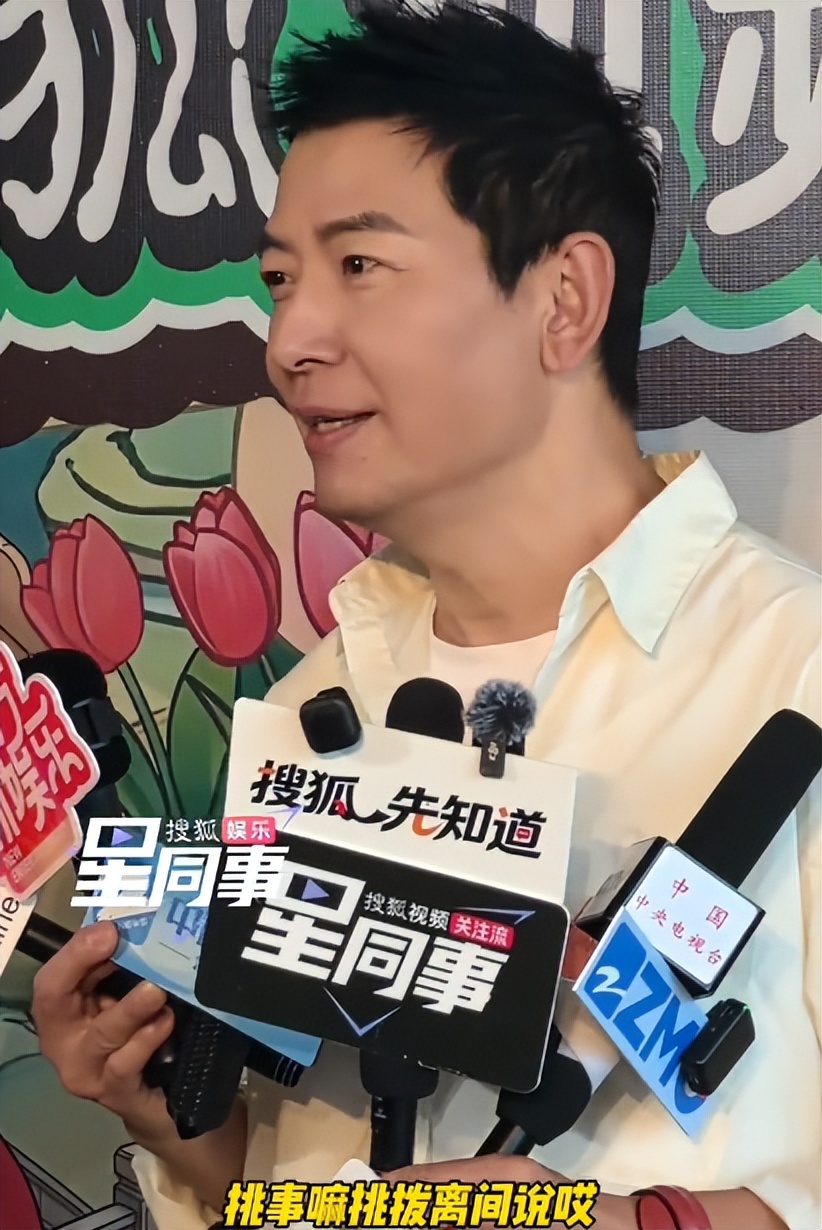 与李静牵手散步2个月，戴军自曝“猛料”，原来他和瞿颖状态一样