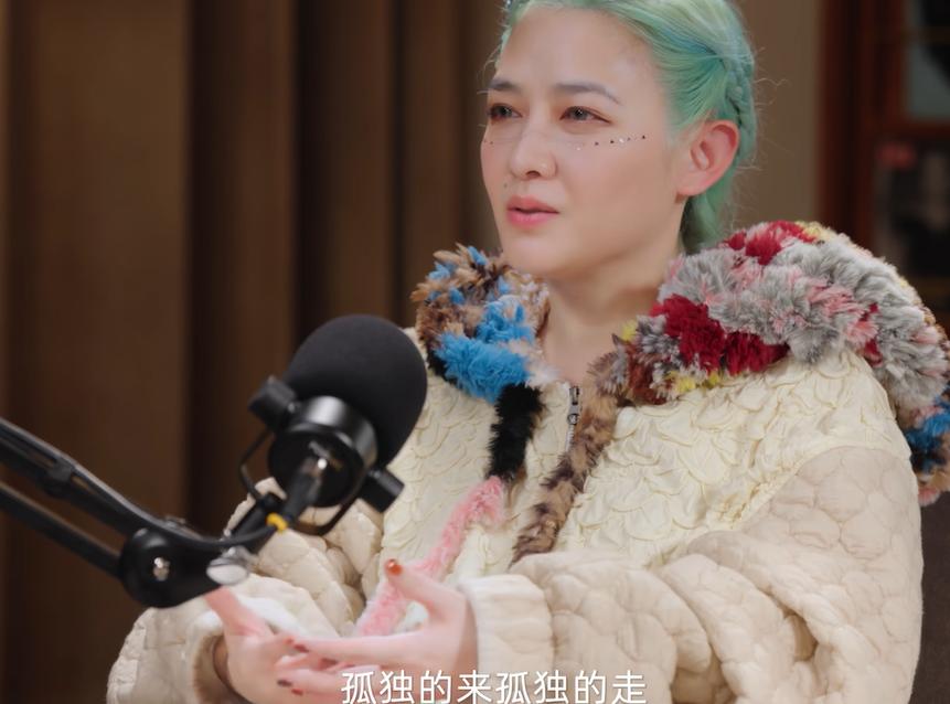 48岁范晓萱不婚不生，不敢参加《浪姐》，首谈2025年逝去的亲朋