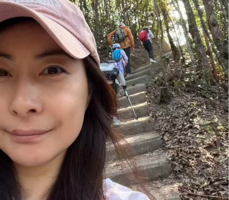郭晶晶霍启刚周末带娃爬山，三个孩子长大不少，辣妈素颜美得真实