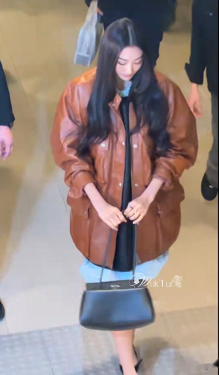 香港活动太真实！郑秀文脸肿，李现瘦成皮包骨，甘比拎51万包土气