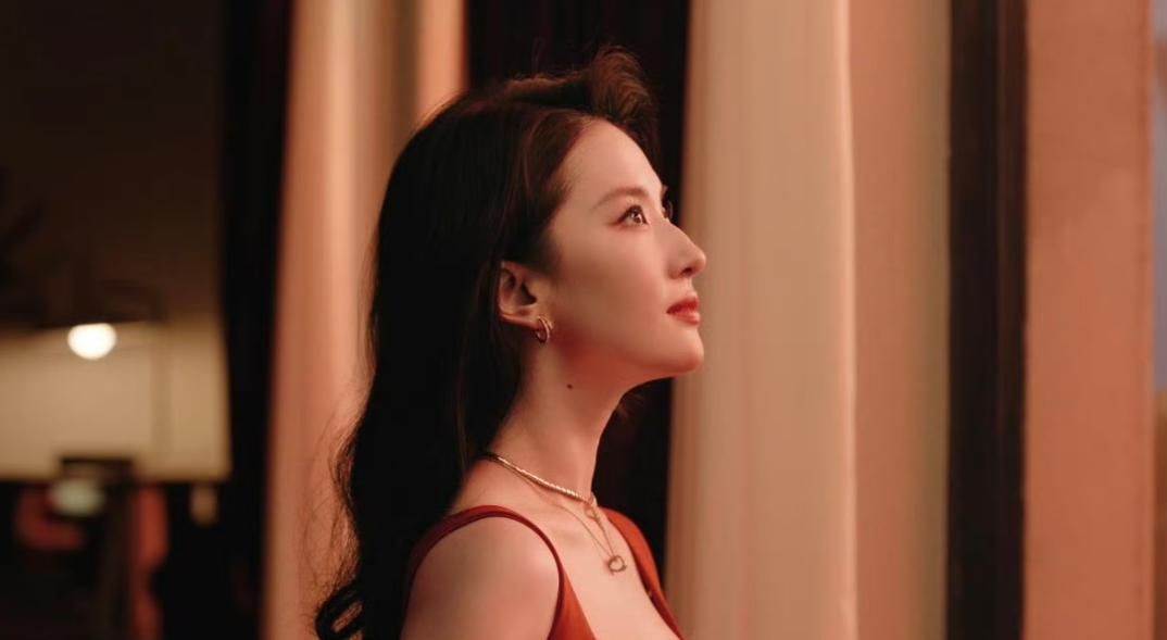 刘亦菲红裙“杀疯”宝格丽，美到“犯规”！