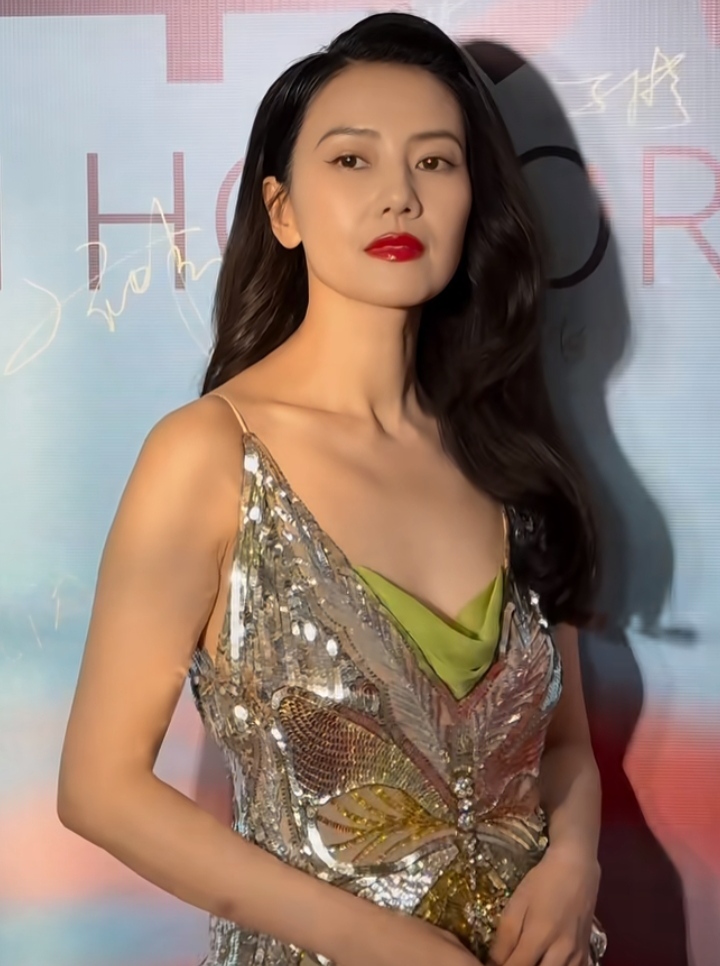 高圆圆亮相北影节，复古波浪卷发配鎏金礼服，温柔又贵气