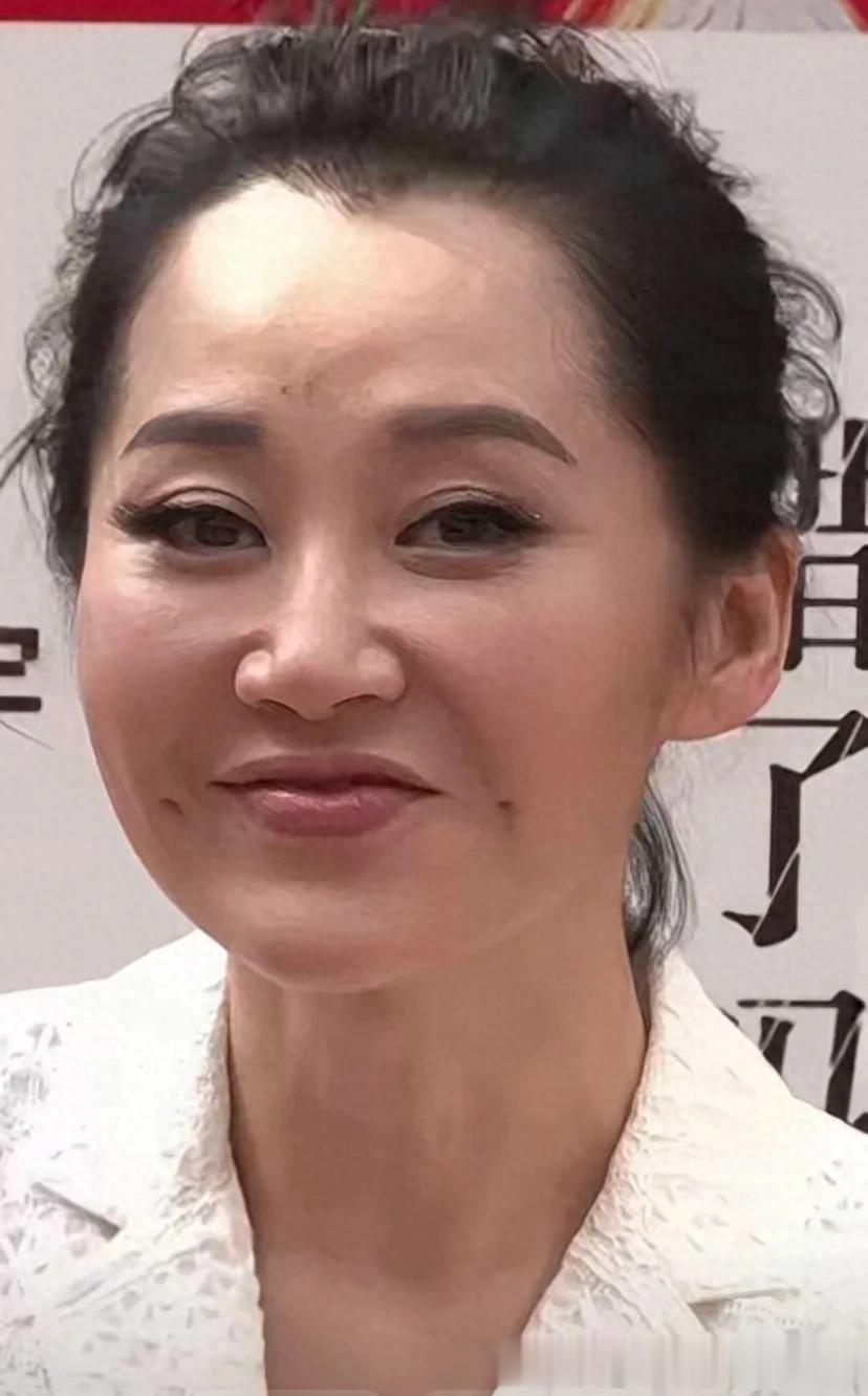 56岁许晴，无美颜无滤镜的状态，俩酒窝真的好美，不愧是第一美女